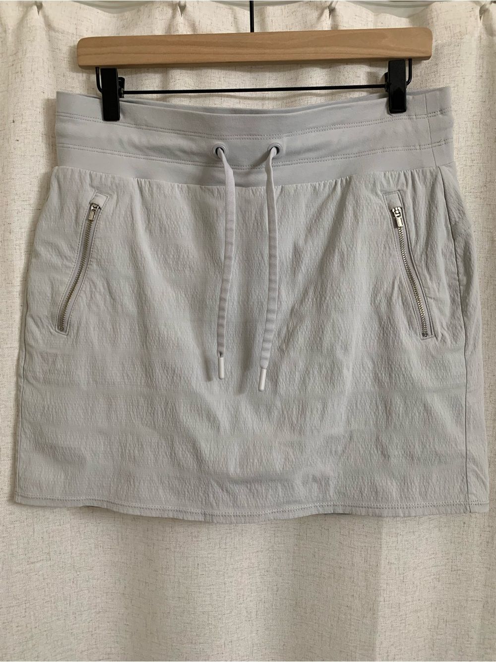 Athleta Trekkie North UPF 50+ Light Gray Drawstring Skort Nylon Zip Pockets 6